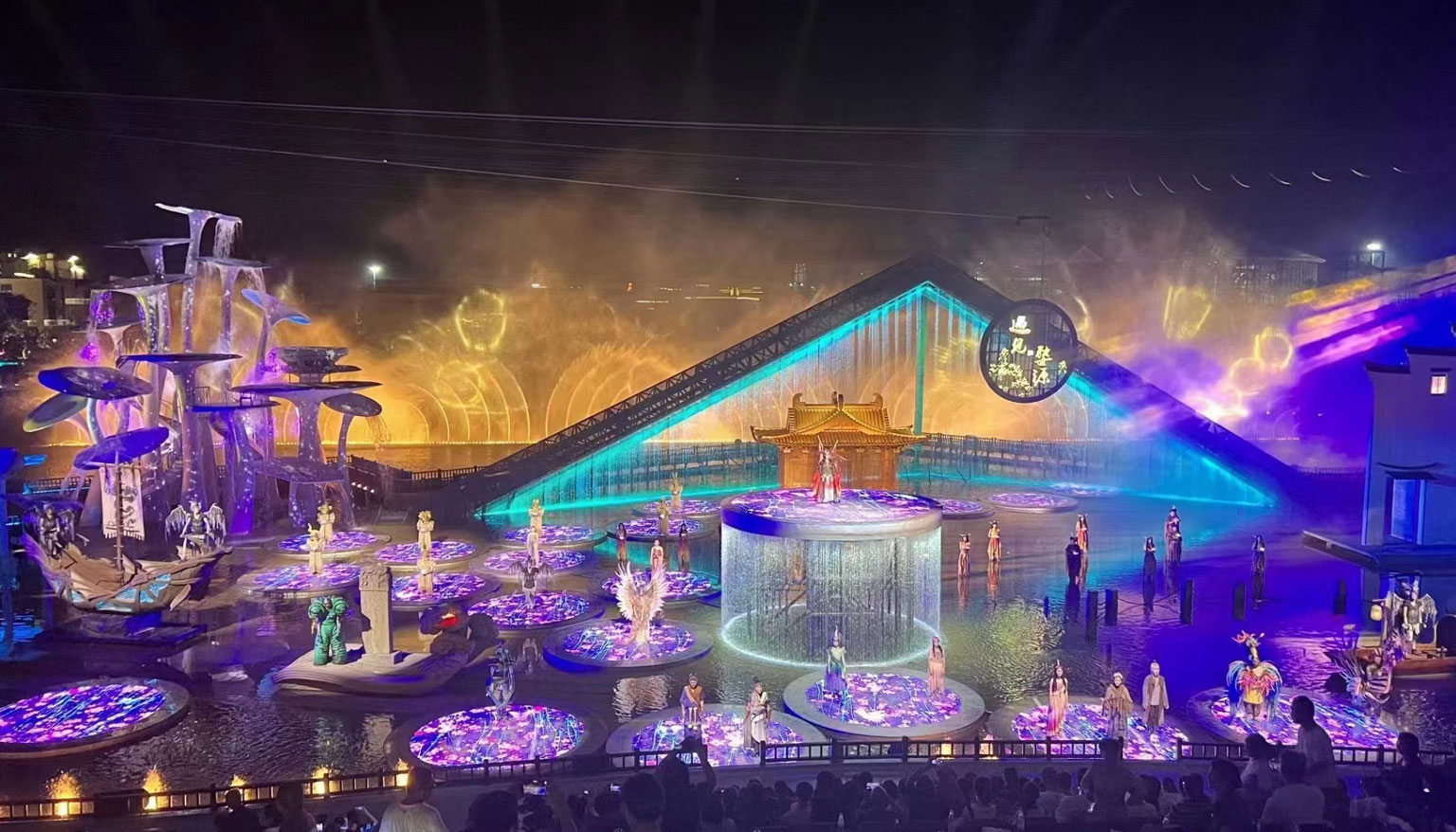 江西婺源文旅項(xiàng)目直徑5米圓月亮透明冰屏